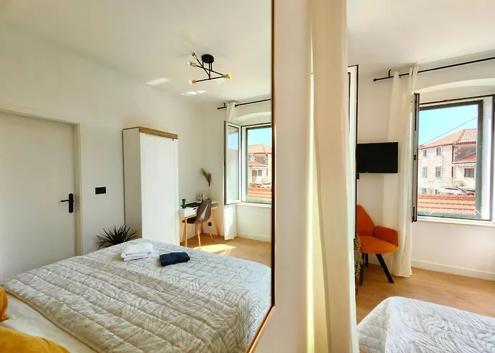 Διαμέρισμα & Fjok *